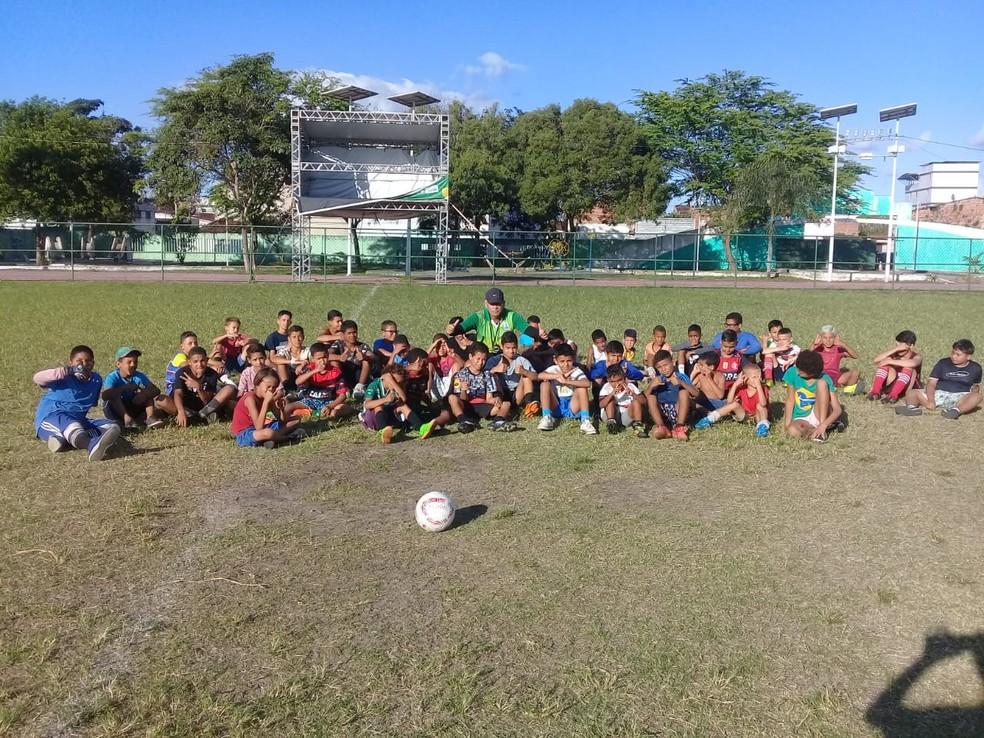 Escolinha de Futebol da Vila Olímpica Plínio Lemos ensina fundamentos do esporte e promove igualdade às crianças de Campina Grande
