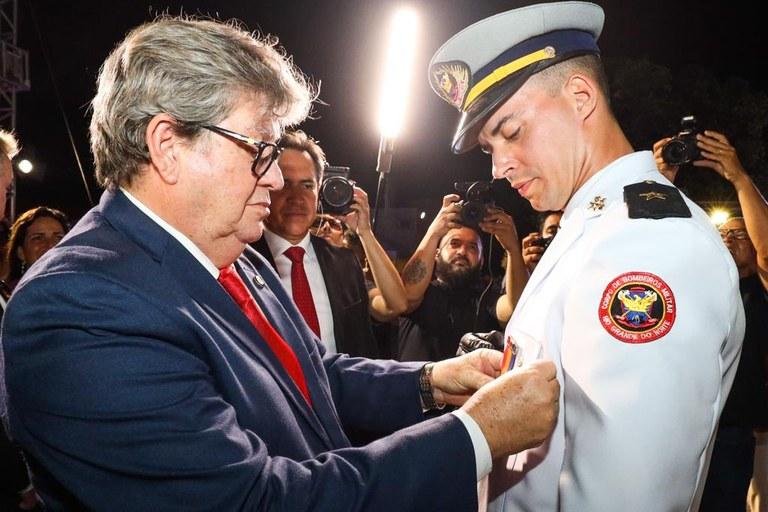João Azevêdo participa de formatura de aspirantes a oficial do Corpo de Bombeiros e homenageia família atendida pelo resgate aeromédico