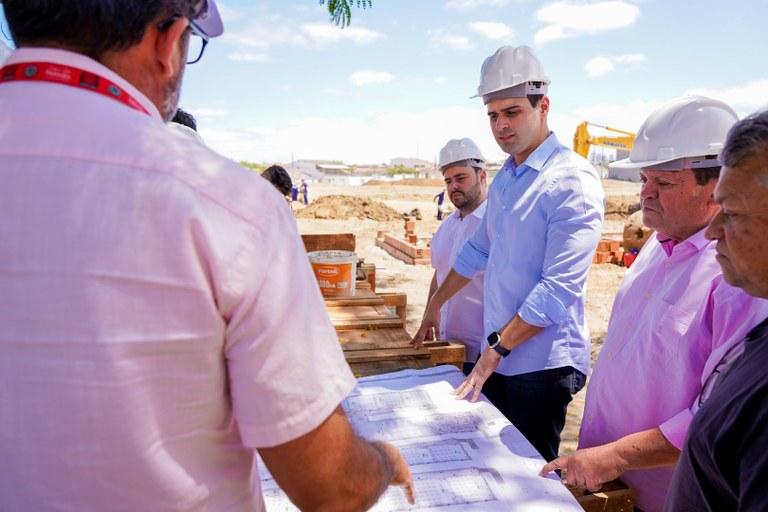 Lucas Ribeiro inicia semana inspecionando obras do Governo da Paraíba em Campina