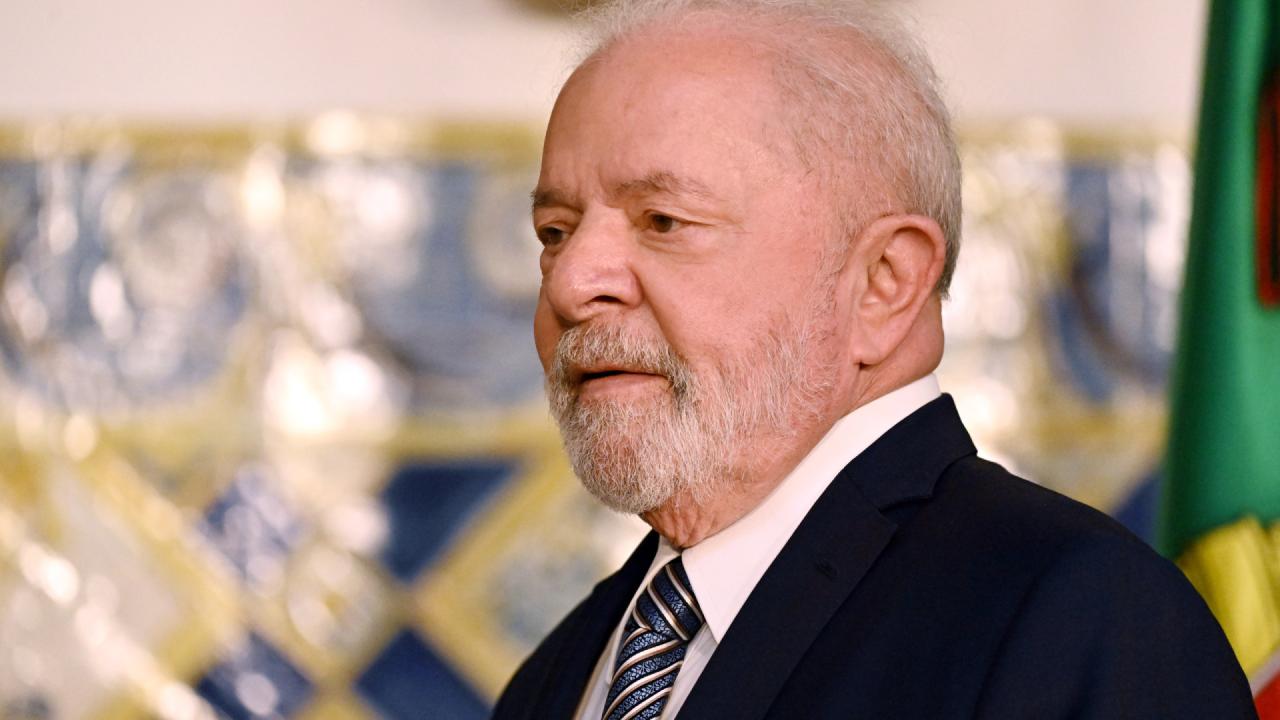 Lula, em recuperação, sobe e desce escadas em hospital após cirurgia