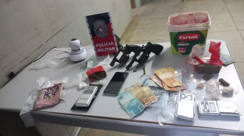 No Sertão: Polícia Militar prende acusado de homicídio e apreende armas de fogo e drogas, em Teixeira