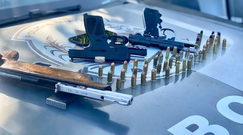 Polícia Militar prende acusado com três armas de fogo e drogas, na Capital