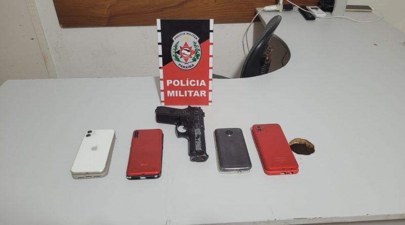 Polícia Militar prende dupla acusada de roubar celulares na cidade de Patos