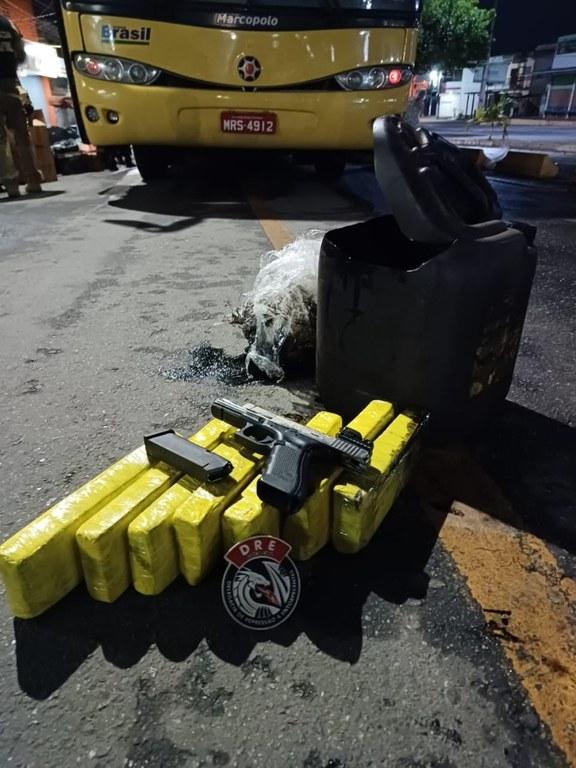 Polícias Civil e Militar apreendem maconha dentro de motor de ônibus em Queimadas
