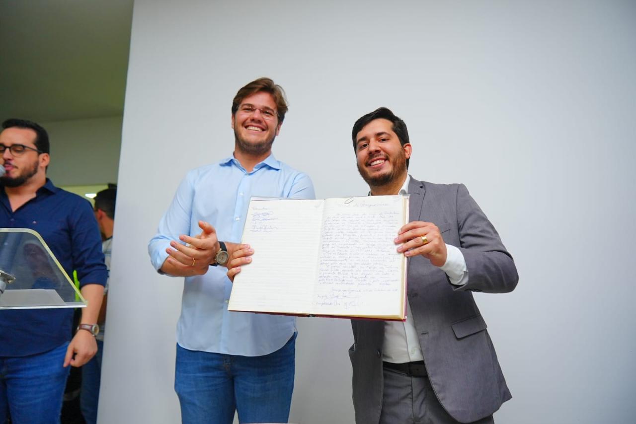 Prefeito Bruno Cunha Lima dá posse a Vitor Ribeiro, novo superintendente da STTP