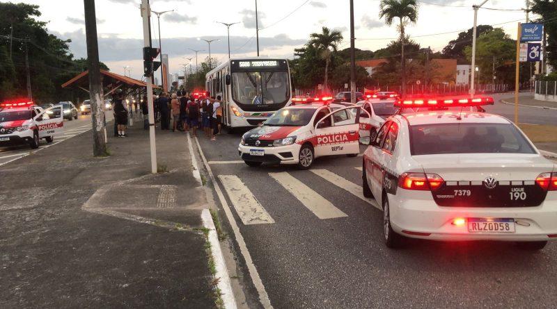 Reforço do policiamento intercepta grupo acusado de danificar ônibus e fazer baderna em transporte coletivo na capital