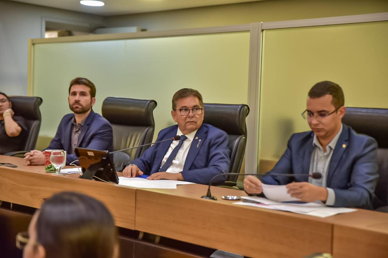 ALPB debate diagnóstico precoce de autismo e homenageia médico Bruno Duarte