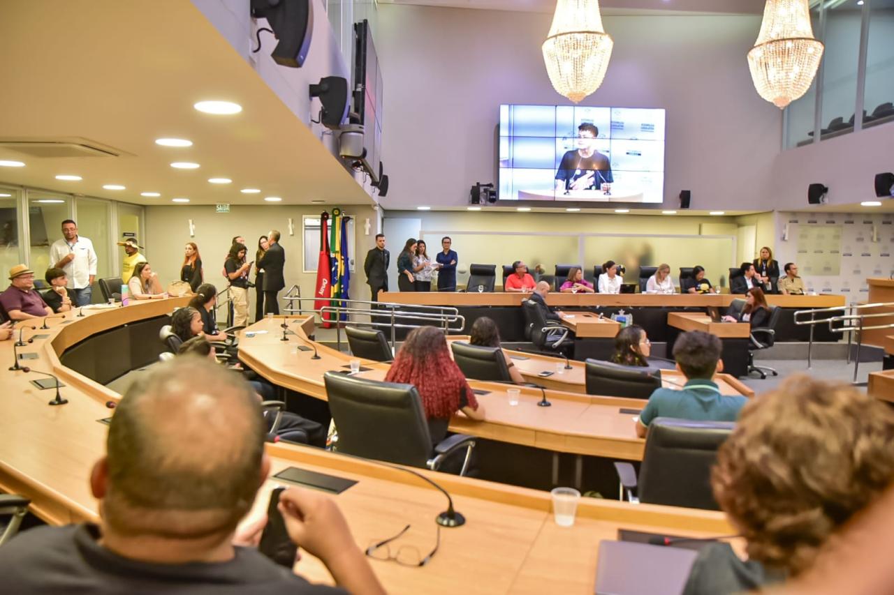 Assembleia reúne jovens e debate destinação de recursos para Educação