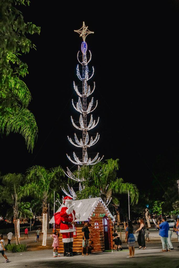 Cícero Lucena faz acendimento das árvores natalinas da Lagoa e Praça da Independência na iluminação de final de ano