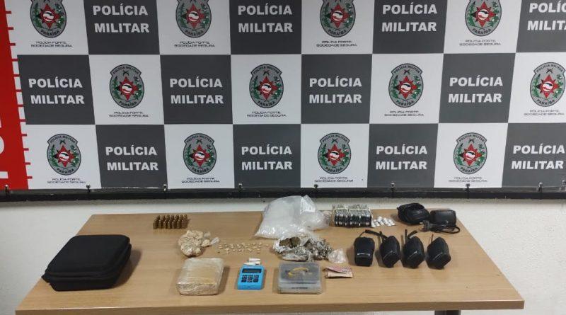 Com ajuda de cães farejadores, Polícia Militar apreende drogas, munições e radiocomunicadores em comunidade na zona sul de João Pessoa