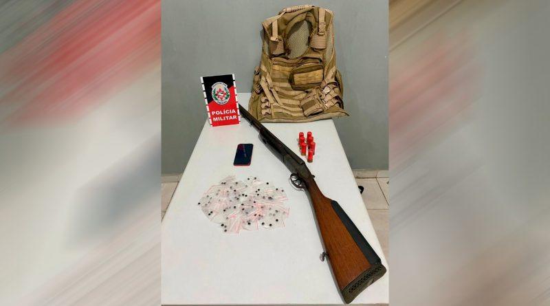 Dupla é detida com arma, drogas e balança de precisão em Campina Grande