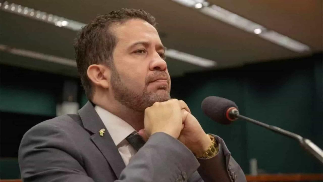 Janones é acusado de fazer rachadinha; deputado nega e Gleisi sai em sua defesa