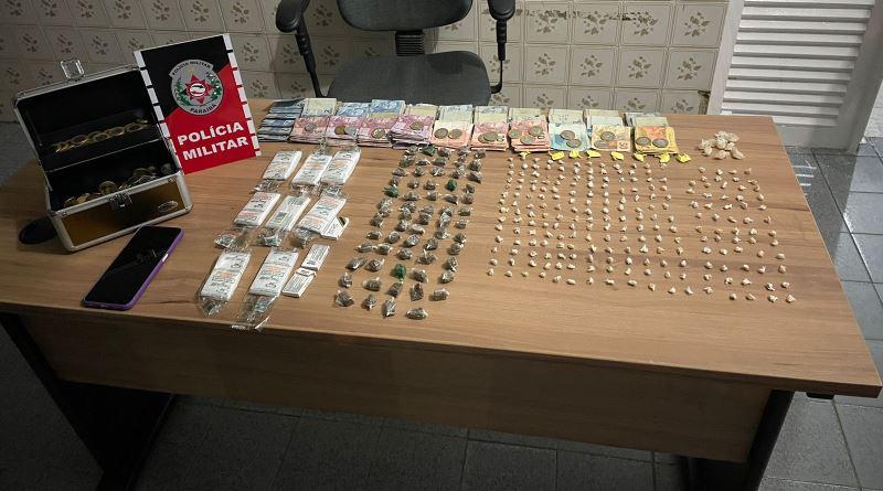 NO SERTÃO: Polícia Militar desarticula ponto de tráfico, prende acusada e aprende mais de 300 porções de drogas