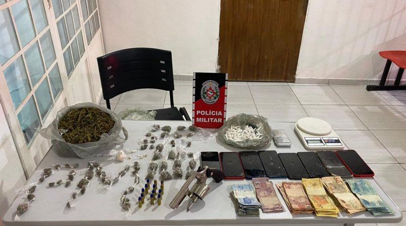 Polícia Militar apreende drogas, arma e prende três suspeitos de tráfico na cidade de Manaíra