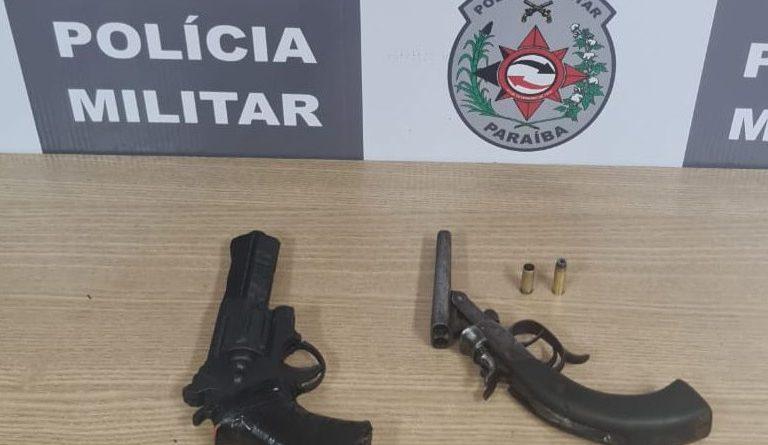 Polícia Militar prende acusados de roubo de moto, recupera veículo e apreende armas em JP