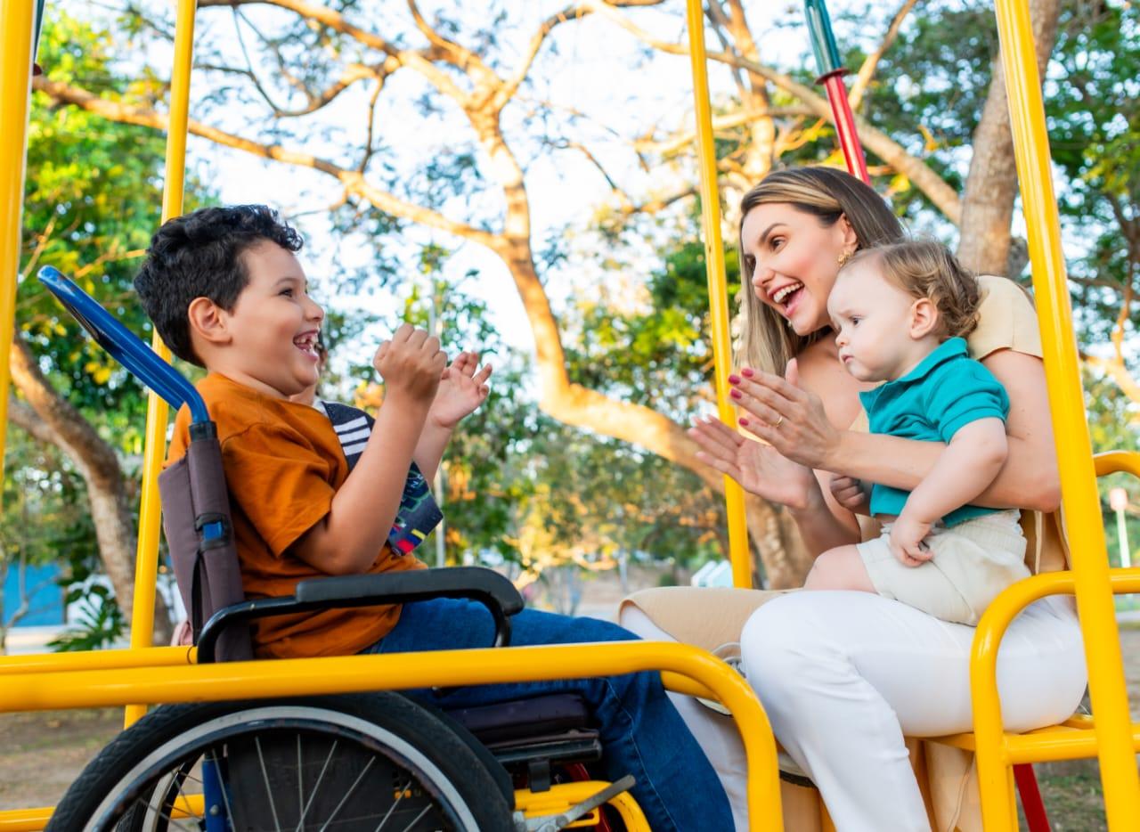 Prefeitura promove a entrega de brinquedos inclusivos em parques de Campina Grande