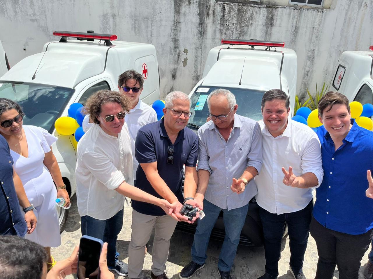 Veneziano entrega sete ambulâncias em Pedras de Fogo e prefeito agradece: “não poderíamos manter a saúde se não fosse o Senador”