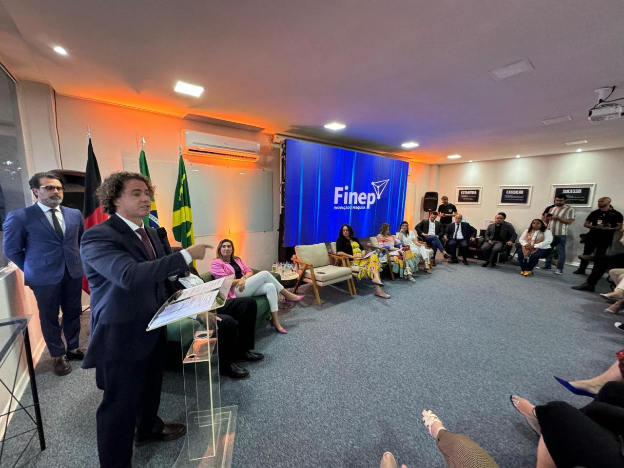 Veneziano recebe Ministra da Ciência, Tecnologia e Inovação e assegura R$ 13 milhões junto à Finep para a reestruturação do PaqTcPB