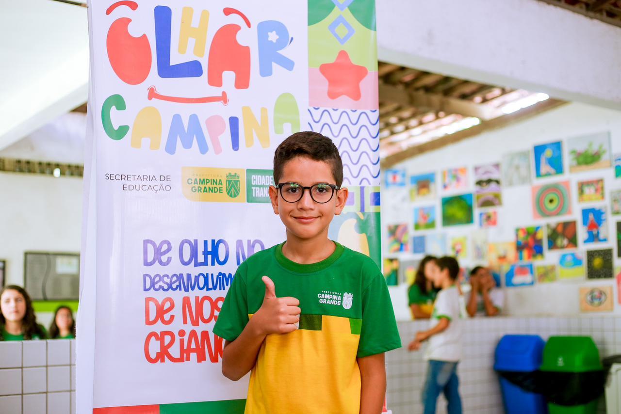 Bruno executa mais uma etapa do Programa Olhar Campina com a entrega de óculos para estudantes da Rede