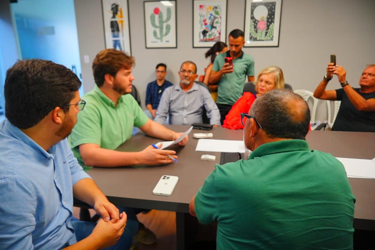 Bruno sanciona lei que amplia as alternativas de uso de veículos pelos 583 taxistas de Campina Grande
