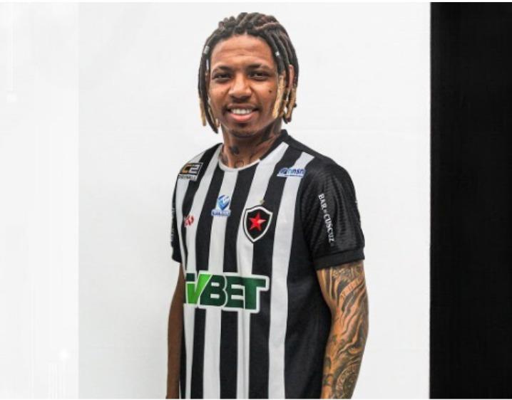 Campinense ‘dá chapéu’ em Botafogo-PB e anuncia a contratação do atacante Luan Santos