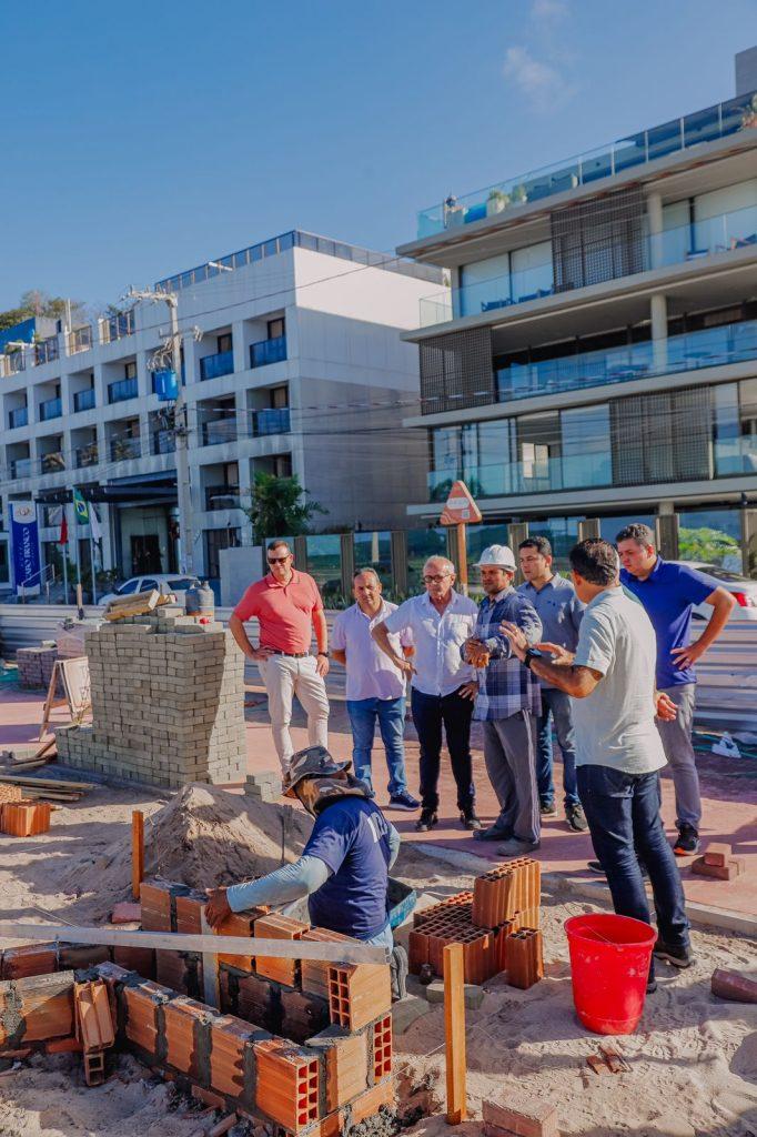 Cícero Lucena inspeciona obra da calçadinha do Cabo Branco e projeta conclusão para janeiro