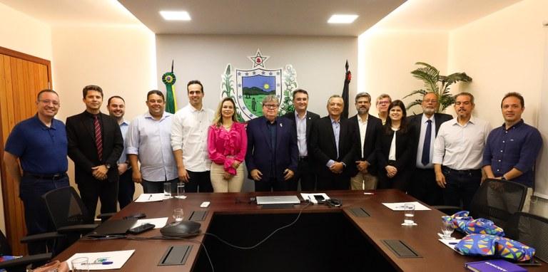 João Azevêdo celebra parceria com a Latam e garante frequência de 280 voos mensais da companhia aérea em João Pessoa e Campina Grande