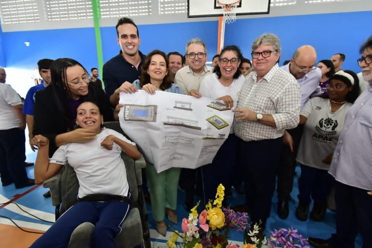 João Azevêdo inaugura Ginásio Poliesportivo da Apae em Campina e anuncia construção de piscinas cobertas