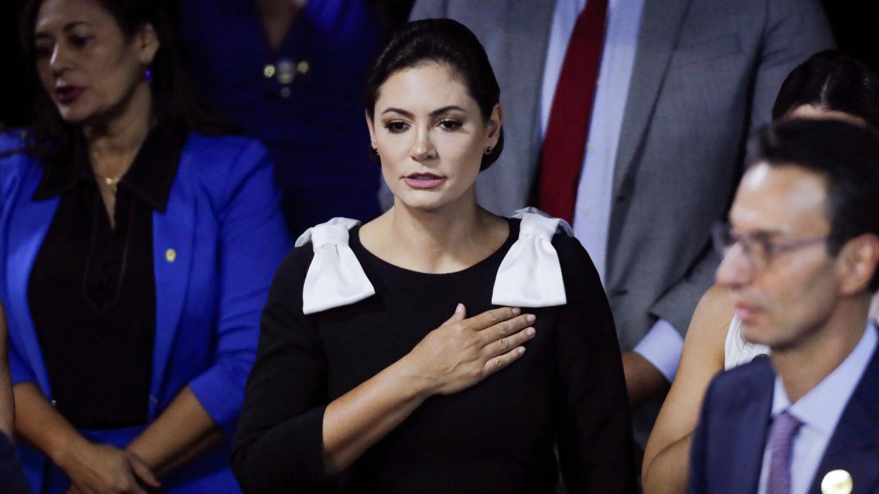 Michelle Bolsonaro, cotada para disputar espólio de Moro, tem coro de `senadora' no Paraná