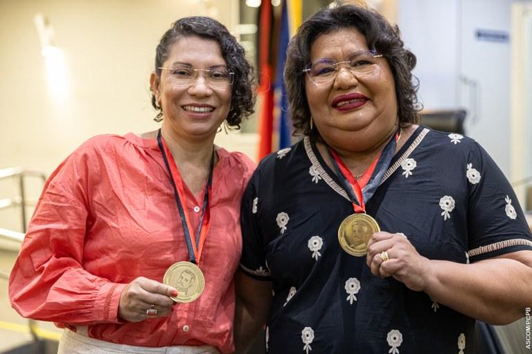 NA ASSEMBLÉIA: Em homenagem, delegadas Cassandra Duarte e Maísa Félix estendem honraria a todo o ‘corpo Polícia Civil’