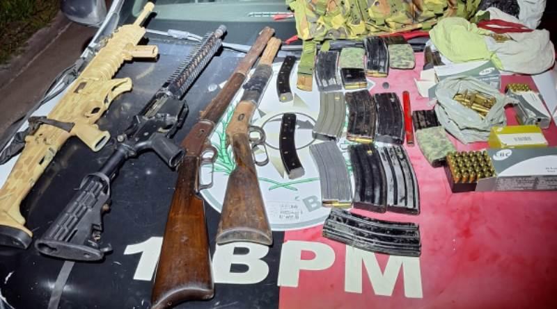 Polícia Militar apreende fuzil, submetralhadora, espingardas e vasta quantidade de munição após confronto com grupo criminoso