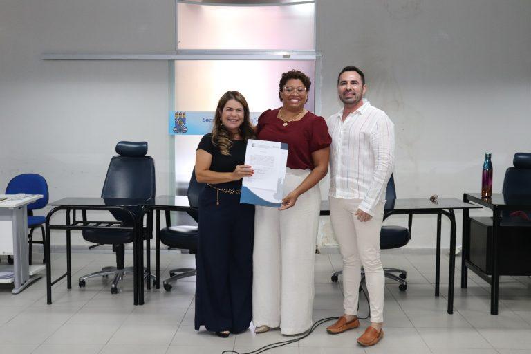 Ex-catadora que morou no lixão em Campina Grande toma posse como professora na UFPB