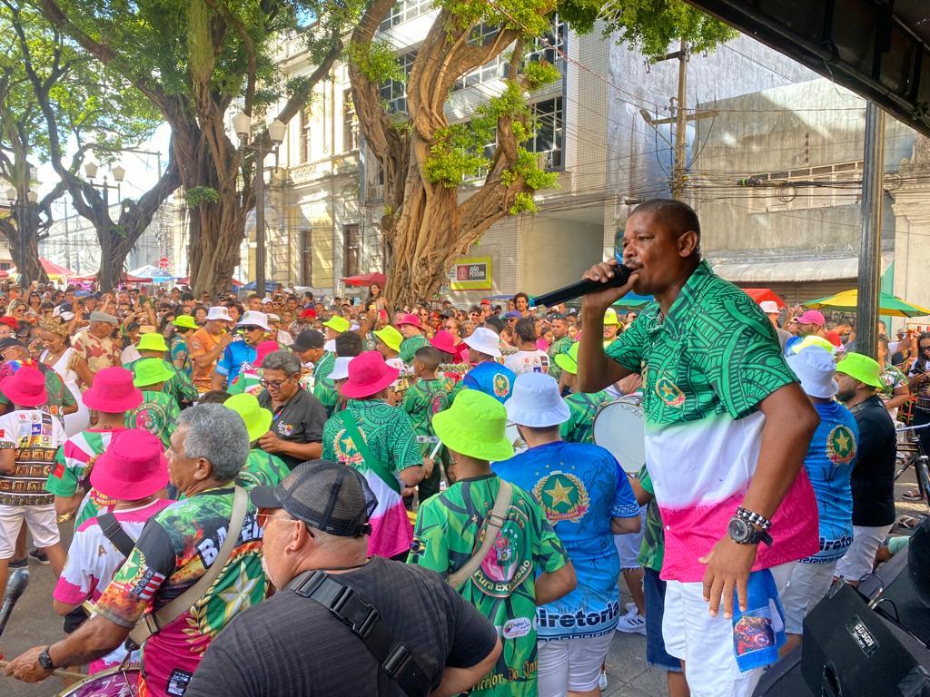 Gitana Pimentel e escolas de samba agitam prévia carnavalesca no Sabadinho Bom