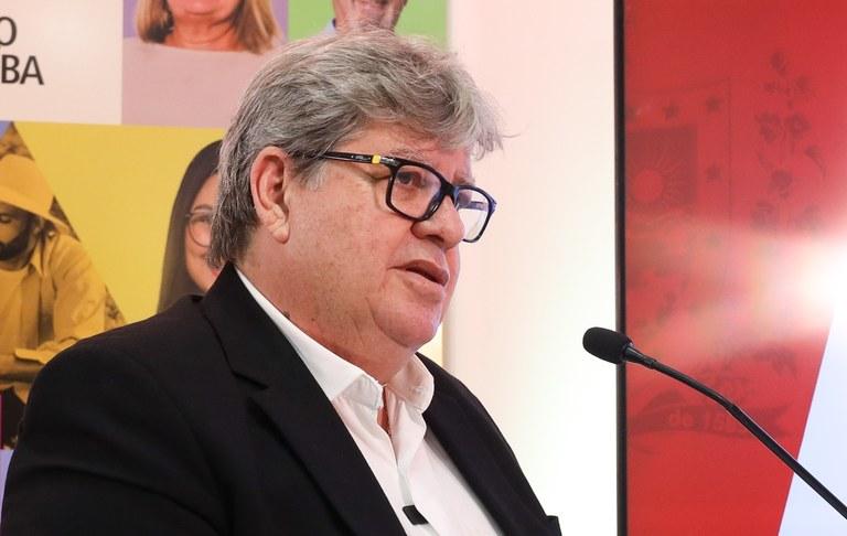 João Azevêdo anuncia reajuste linear acima da inflação