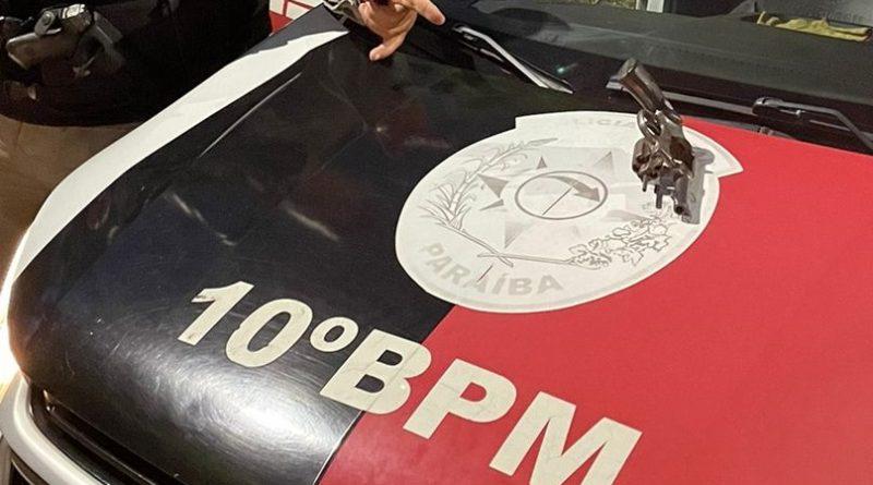 Polícia Militar aborda dupla de moto e apreende arma em Campina Grande