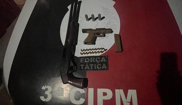 Polícia Militar apreende espingarda e pistola que estavam com agressor de mulher, em Queimadas