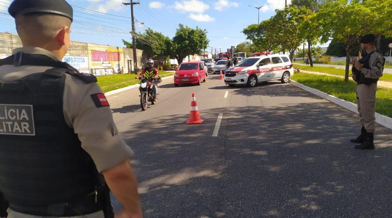 Primos são flagrados com duas armas durante abordagem a carro em João Pessoa