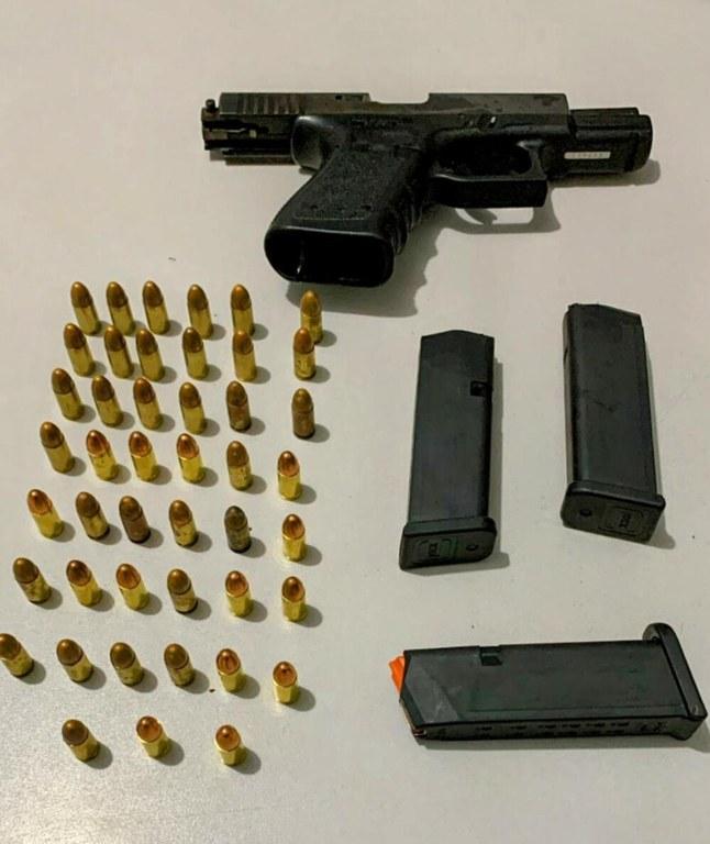 BAYEUX: Polícia Civil prende foragido do sistema penitenciário e apreende pistola com “kit seletor de rajada”
