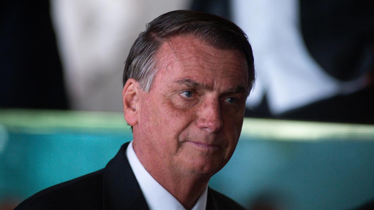 Bolsonaro é alvo de operação, e PF dá 24 horas para que ele entregue passaporte