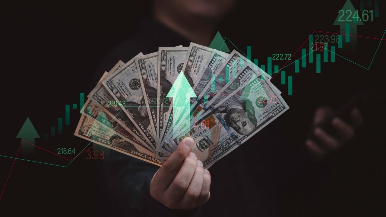 Dólar avança e supera R$ 5 com próximos passos do Fed no radar após falas de Powell