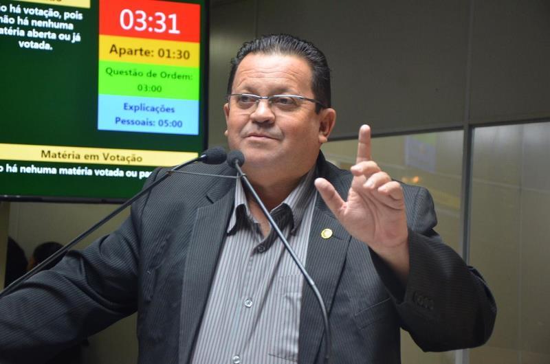 Emenda coletiva protocolada por Olimpio assegura inclusão dos aposentados e pensionistas no reajuste do Magistério