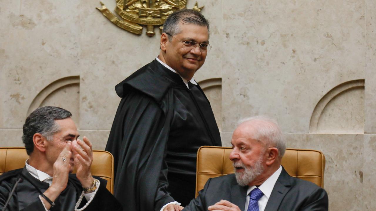 Flávio Dino toma posse como ministro do STF ao lado de Lula