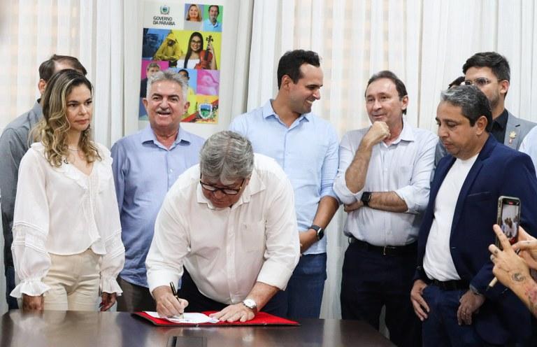 João Azevêdo assina contrato de concessão do Rodoshopping do Cajá