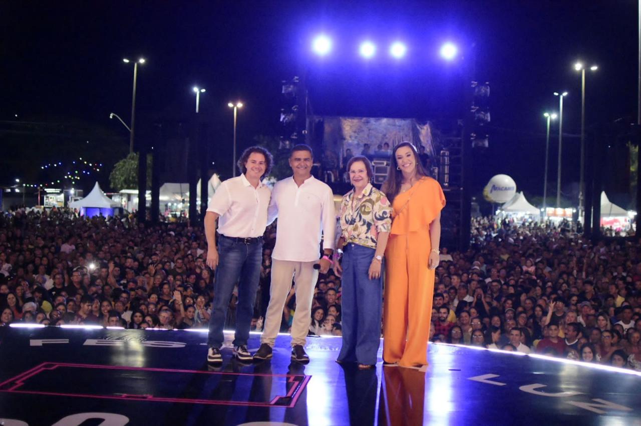 Na abertura da Festa da Luz em Guarabira, Veneziano confirma parceria da CEF aoevento, ao lado do prefeito Marcus Diogo, Camila e Lea Toscano