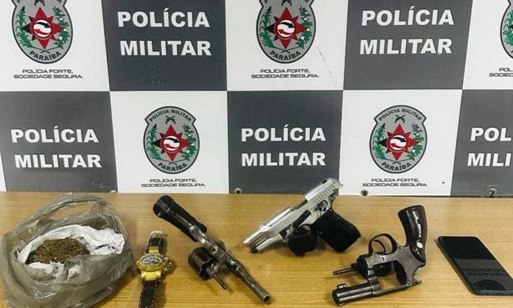 Polícia Militar apreende três armas, drogas e prende foragido da justiça em comunidade da Capital