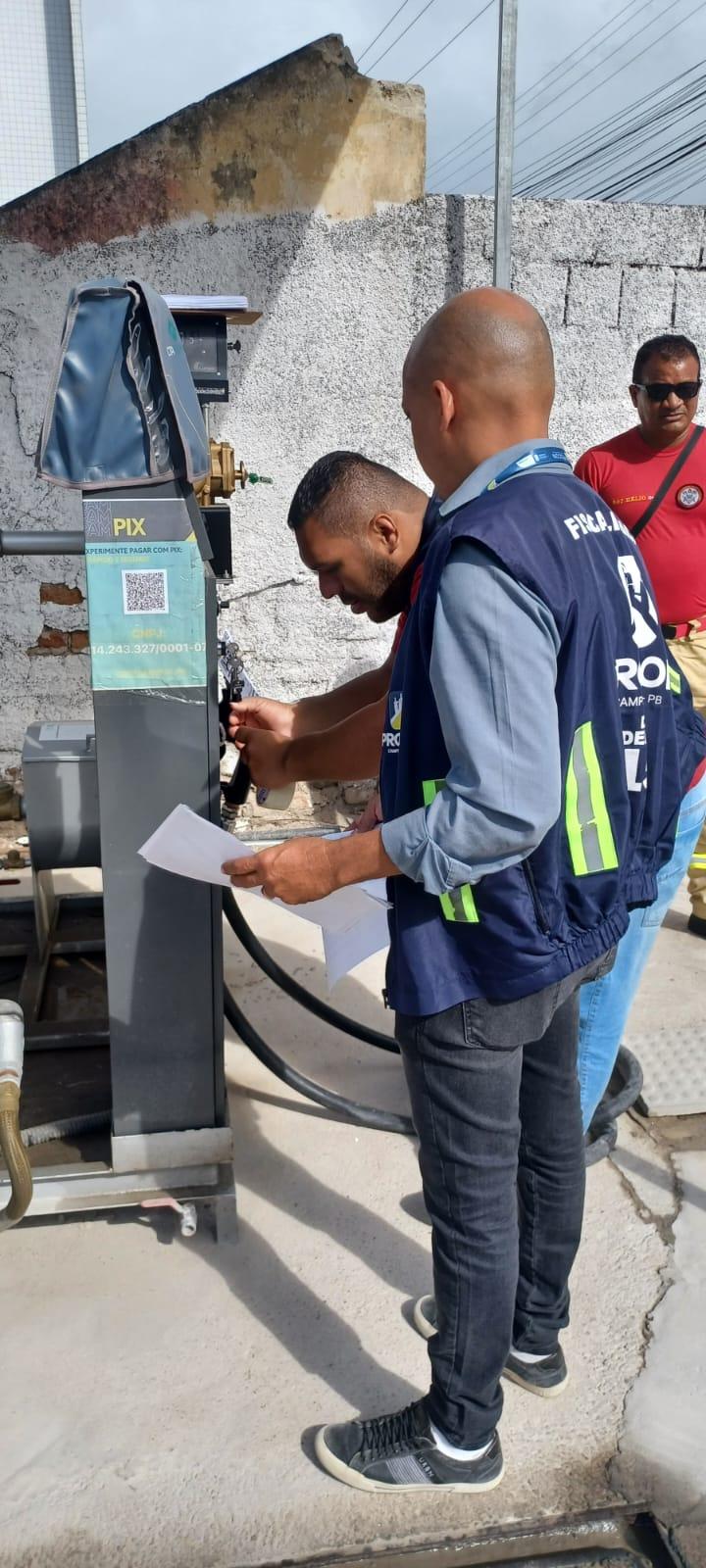 Procon-CG interdita ponto de venda de combustíveis irregular durante ação conjunta com Corpo de Bombeiros e PM