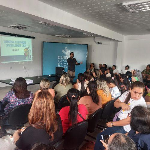 Profissionais de saúde participam de treinamento para iniciar vacinação contra dengue na rede municipal