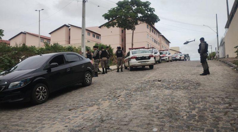 Suspeito de tomar carro por assalto é preso após perseguição em bairro da Capital