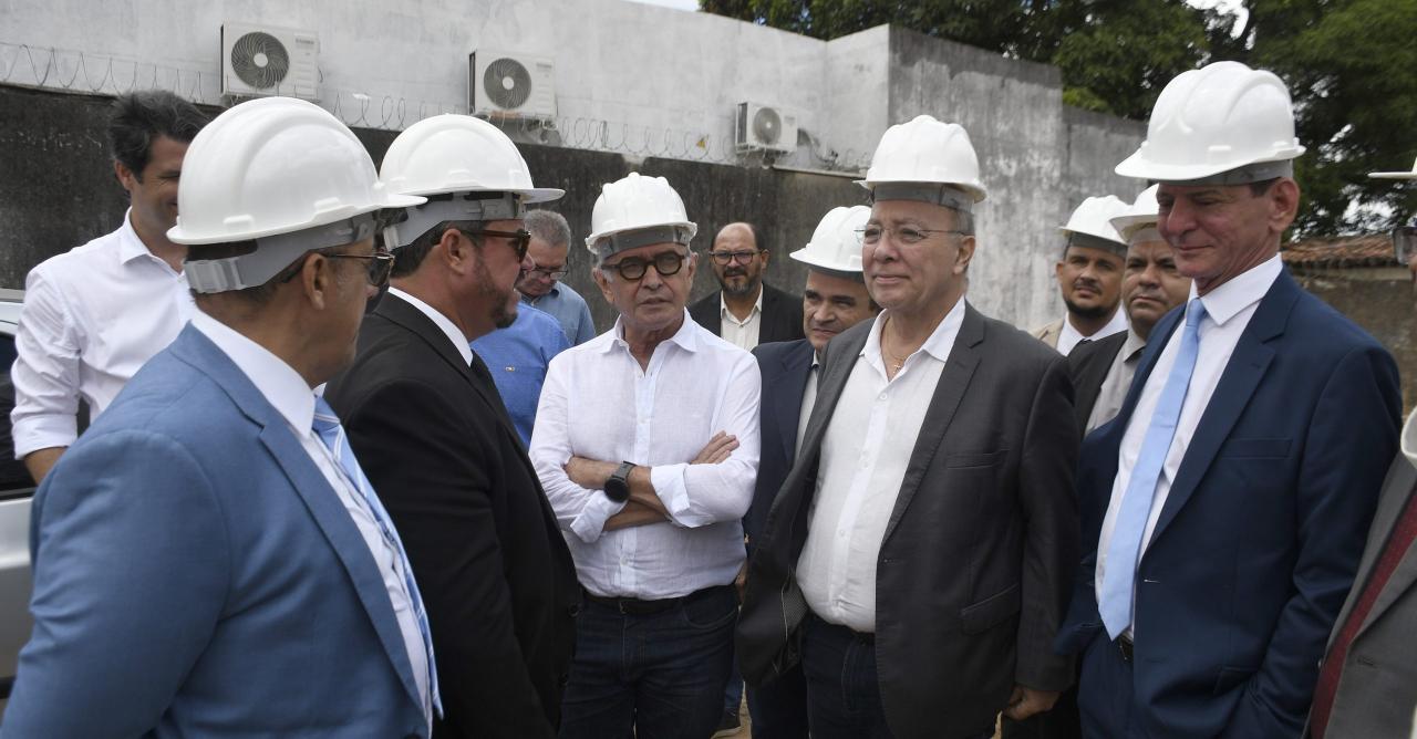 Vereadores, prefeito e secretários municipais visitam obra da nova sede