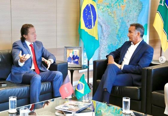 Vídeo: Ministro assegura ao Senador Veneziano início da obra da adutora do Pajeú no mês de março